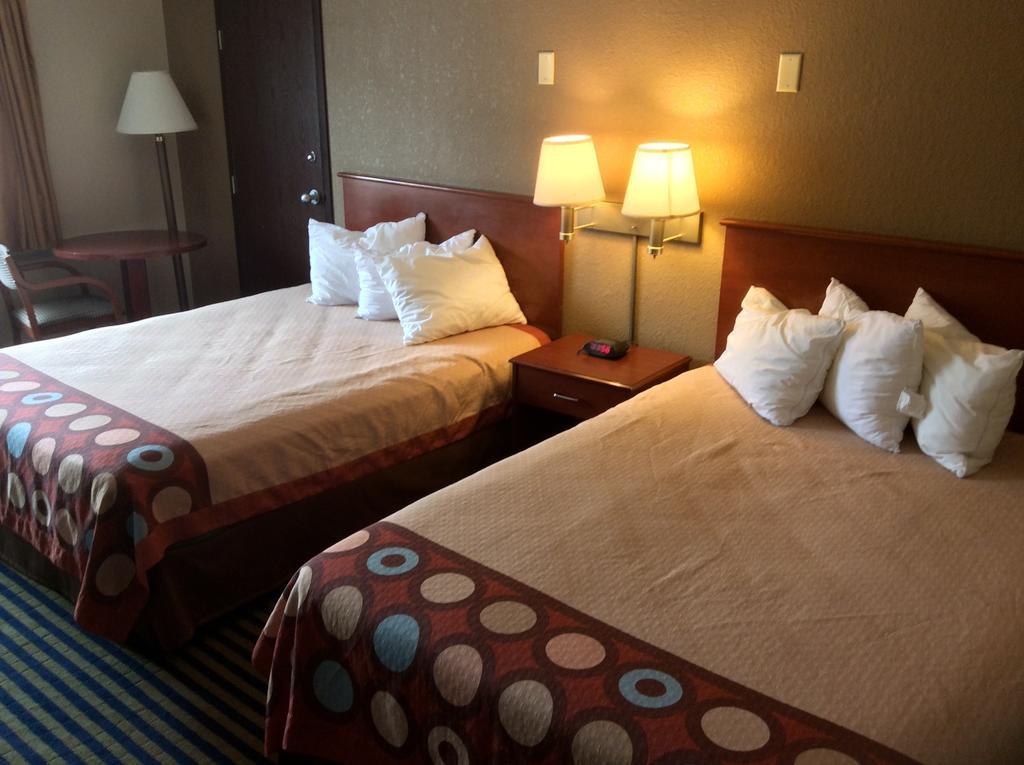 Super 8 By Wyndham Marshalltown Exterior photo
