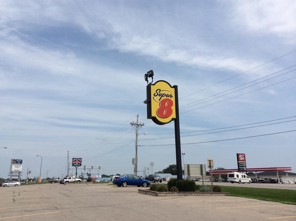 Super 8 By Wyndham Marshalltown Exterior photo