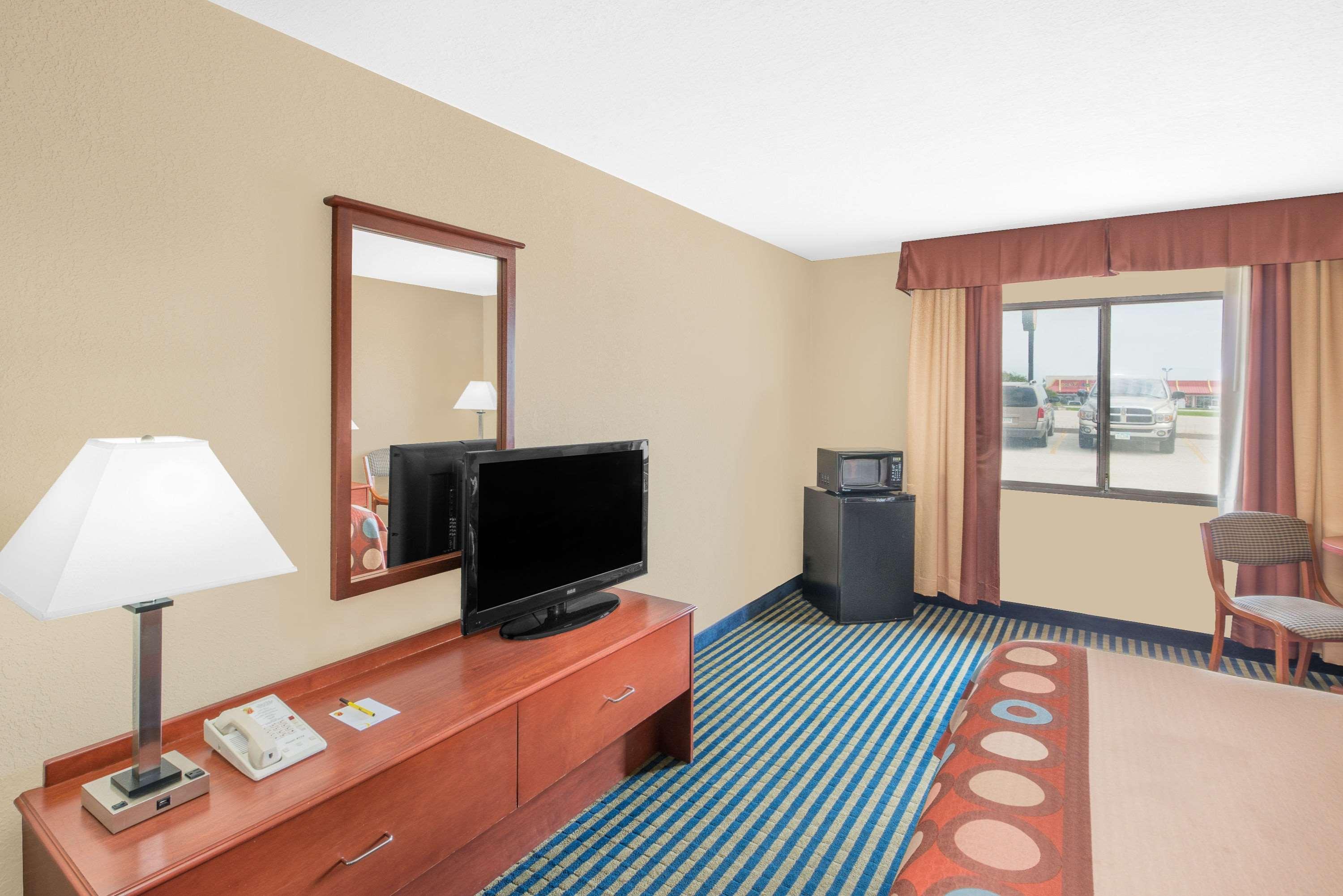 Super 8 By Wyndham Marshalltown Exterior photo