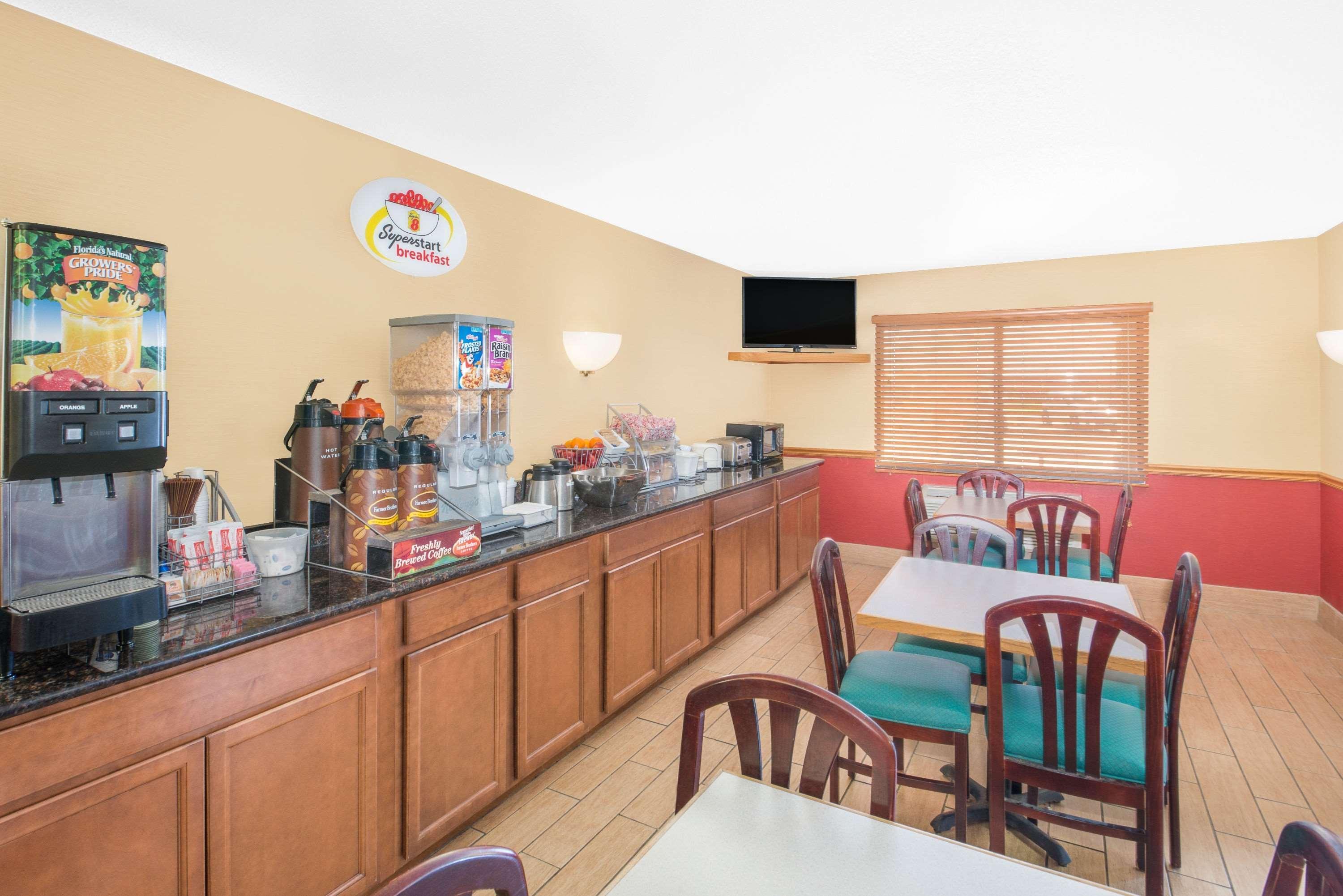 Super 8 By Wyndham Marshalltown Exterior photo