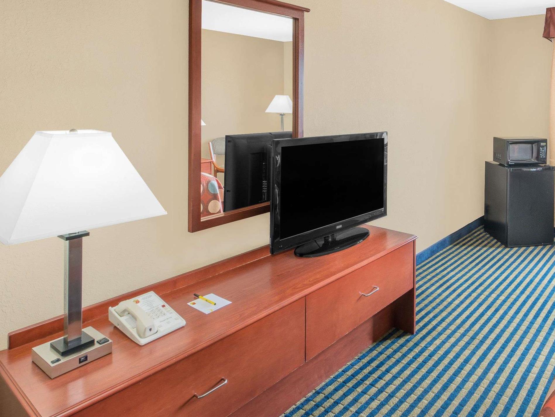 Super 8 By Wyndham Marshalltown Exterior photo
