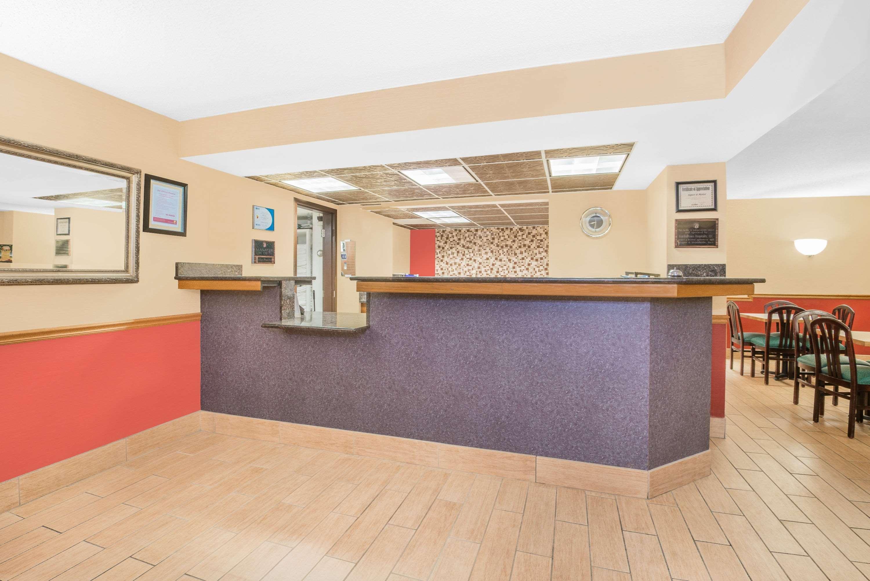 Super 8 By Wyndham Marshalltown Exterior photo