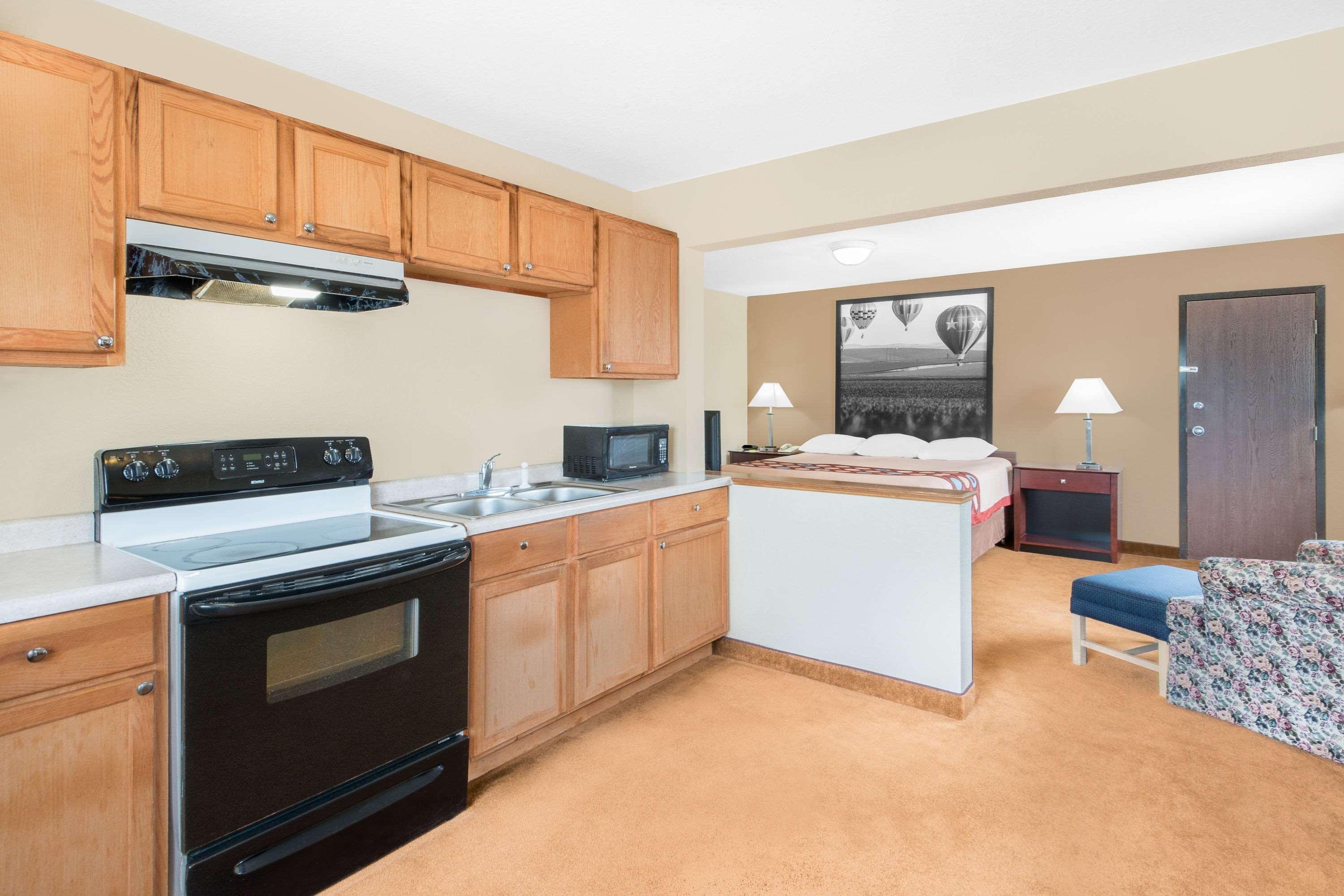 Super 8 By Wyndham Marshalltown Exterior photo
